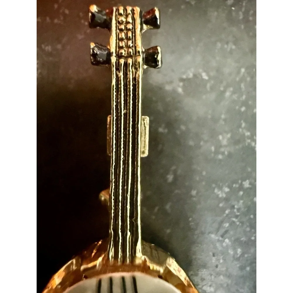 Vintage Banjo Pin , (Vintage hard Enamel Pin) (**)